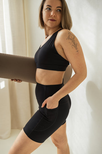 Black Seamless Shorts With Side Pockets