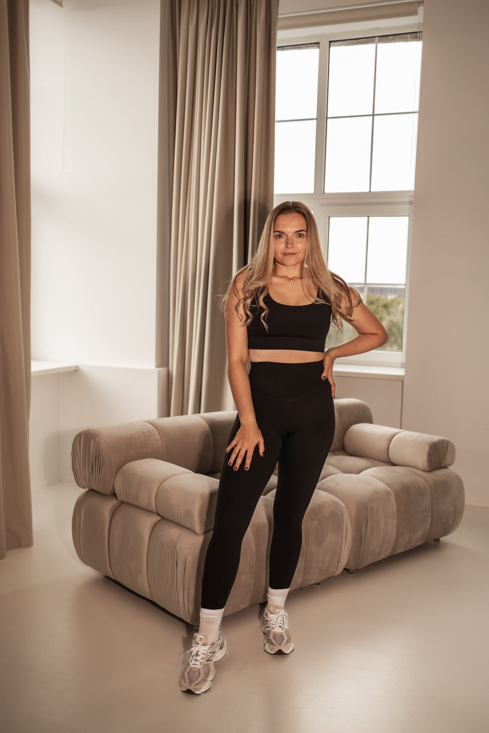 Compression Fit Melni legingi ar kabatām