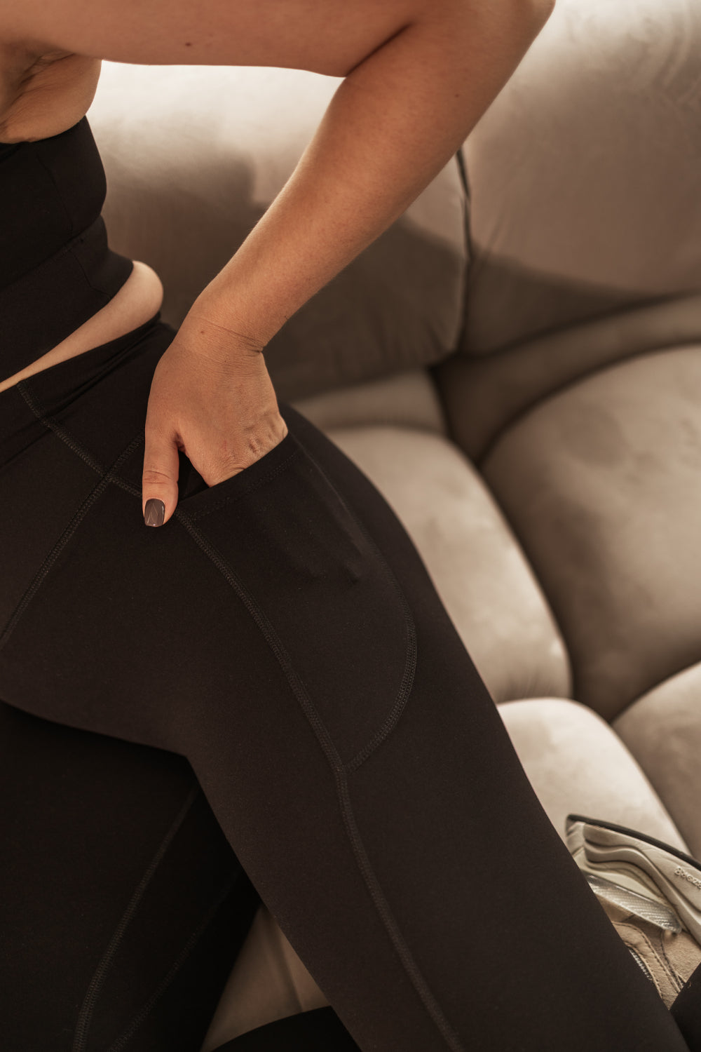 Compression Fit Melni legingi ar kabatām