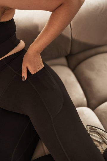 Compression Fit Melni legingi ar kabatām
